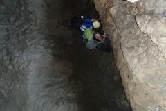 Aragyásza barlang lemászás láncon